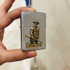 Miếng dán Eblem trang trí Zippo chủ đề Marlboro cầm dây , chất liệu đồng thau Solid Brass, hàng chuẩn zin nhập Mỹ