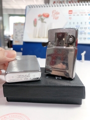 Bật lửa Zippo Bạc loại Xước ngang, vỏ đồng có tem đỏ