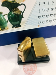 Bật lửa Zippo Màu Vàng loại Xước Ngang , vỏ đồng có tem đỏ