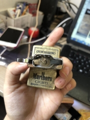 Bật lửa Zippo Marlboro Màu vàng loại giả cổ - Vỏ đồng có tem đỏ