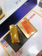 LA MÃ - BẬT LỬA ZIPPO MÀU VÀNG  LOẠI XƯỚC NGANG, Mọc La mã, Vỏ bằng đồng ruột thép có tem đỏ