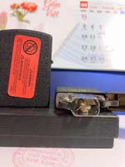 BÂT LỬA ZIPPO MẪU ĐÔI CÁNH THIÊN THẦN LOẠI ĐEN BỤI NHÁM, CÓ TEM ĐỎ