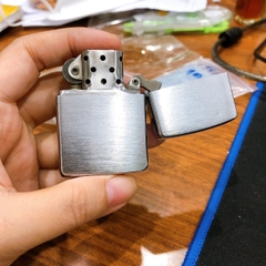 Bật lửa Zippo Mỹ Chrome xước ngang, mộc đáy ngược, chữ xéo, sản xuất 1985, Hàng chính hãng