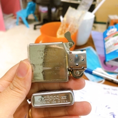 Bật lửa Zippo Mỹ Chrome xước ngang khắc ăn mòn 1932 Class U.S.A, sản xuất 1998