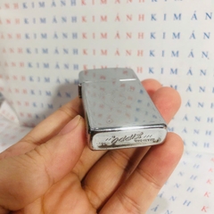 Bật lửa, hộp quẹt Zippo Mỹ Slim khắc laser Dấu chân mộc đáy ngược chữ xéo hiếm gặp, sản xuất 1977 hàng chính hãng