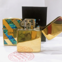 Hộp quẹt, bật lửa Zippo Armor vỏ dầy khắc chìm Zippo ngang, cẩn xà cừ 4 sọc chéo, hàng loại 1 vỏ bằng đồng có tem đỏ