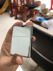 La Mã - Bật Lửa Zippo Màu Trắng Bạc Loại Trơn Bóng, Mộc La Mã, Vỏ bằng đồng ruột thép không gỉ, có tem đỏ