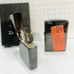 Bật lửa, hộp quẹt ZIPPO màu Đen môc đáy La Mã loại trơn bóng, Kim Ánh nhập hàng cao cấp vỏ bằng đồng có dán tem đỏ