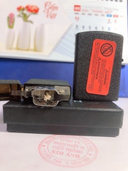 Bật lửa Zippo khắc ăn mòn, đổ sơn Hoa Văn màu Đen Bụi loại Nhám, có tem đỏ