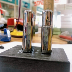 Hộp quẹt, bật lửa Zippo Armor vỏ dầy khắc ăn mòn khảm xà cừ chữ ZIP, Vỏ bằng đồng có tem đỏ