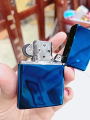 BẬT LỬA, HỘP QUẸT ZIPPO MÀU XANH SAPHIRE LOẠI TRƠN BÓNG, Vỏ bằng đồng ruột thép không gỉ có tem đỏ