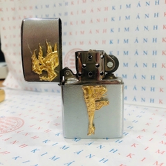 Eblem dán trang trí Zippo chủ đề Windy Gril vàng ( Cô gái gió), chất liệu đồng thau, hàng chuẩn zin Mỹ