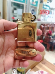 BẬT LỬA ZIPPO KHẮC CHÌM HÌNH CÁ CHÉP HOÁ RỒNG, VỎ ĐỒNG RUỘT THÉP CÓ TEM ĐỎ