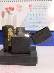 Bật lửa Zippo Chiêu Tài Tiến Bảo màu đen bụi nhám, có tem đỏ