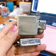 Bật lửa Zippo Mỹ, chữ xéo- mộc ngược, Khắc ăn mòn đổ sơn chủ đề WILSON OXYGEN, sản xuất 1975 Hàng chính hãng