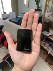 La Mã - Bật Lửa Zippo Màu Đen Tuyền Loại Trơn Bóng, Vỏ bằng đồng ruột thép không gỉ-Mộc La Mã, Có tem đỏ