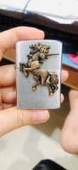 Eblem trang trí Zippo chủ đề Ngựa 1 Sừng chất liệu hợp kim nhôm, hàng chuẩn zin nhập Mỹ