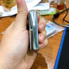 Bật lửa Zippo Mỹ Chrome xước ngang, mộc đáy ngược, chữ xéo, sản xuất 1985, Hàng chính hãng
