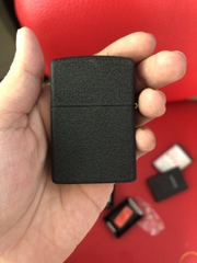 ZIPPO ĐEN BỤI CỎ BỐN LÁ MAY MẮN MAIN, VỎ BẰNG ĐỒNG RUỘT THÉP KHÔNG GỈ