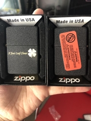 ZIPPO ĐEN BỤI CỎ BỐN LÁ MAY MẮN MAIN, VỎ BẰNG ĐỒNG RUỘT THÉP KHÔNG GỈ