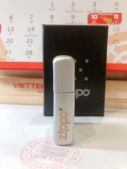 Bật lửa Zippo khắc chìm cẩn xà cừ mẫu Mèo may mắn màu trắng bạc Satin, vỏ đồng ruột thép không gỉ