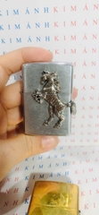 Miếng dán Eblem trang trí Zippo chủ đề Chiến Mã chất liệu hợp kim nhôm, hàng chuẩn zin nhập Mỹ
