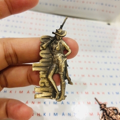 Miếng dán Eblem trang trí cho Zippo chủ đề Cô gái Marlboro vác súng , chất liệu đồng thau Solid Brass, hàng chính hãng