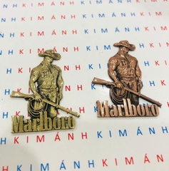 Miếng dán Eblem trang trí Zippo chủ đề Marlboro cầm dây , chất liệu đồng thau Solid Brass, hàng chuẩn zin nhập Mỹ