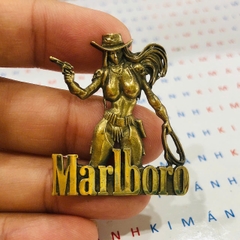 Miếng dán Eblem trang trí cho Zippo chủ đề Cô gái Marlboro bắn súng , chất liệu đồng thau Solid Brass, hàng chính hãng