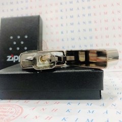 Hộp quẹt Zippo Armor khắc chìm cẩn xà cừ Mèo Thần Tài trên nền bạc bóng, hàng cao cấp vỏ bằng đồng có tem đỏ