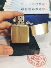 BẬT LỬA ZIPPO MỸ 204 Brushed brass, Khắc ăn mòn chủ đề Thuận Buồm Xuôi Gió, Hàng chính hãng