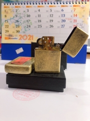 {La mã }  Bật Lửa Zippo Màu Vàng Loại Giả Cổ, Mộc la mã, Vỏ bằng đồng ruột thép không gỉ Có tem đỏ
