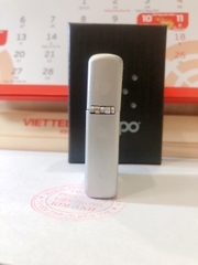 Bật lửa Zippo khắc chìm cẩn xà cừ mẫu Mèo may mắn màu trắng bạc Satin, vỏ đồng ruột thép không gỉ