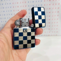 Hộp quẹt, bật lửa ZIPPO chủ đề Xanh kẻ Caro, Kim Ánh nhập hàng cao cấp vỏ bằng đồng có dán tem đỏ
