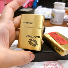 Bật lửa Zippo khắc ăn mòn 3 mặt Play Boy A Sweet Kiss - Nụ hôn ngọt ngào, Vỏ bằng đồng, có tem đỏ