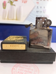 Bật lửa Zippo Chiêu Tài Tiến Bảo màu đen bụi nhám, có tem đỏ