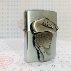 Eblem dán trang trí Zippo chủ đề Thần Bài, chất liệu hợp kim nhôm, hàng chuẩn zin Mỹ