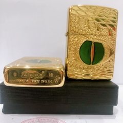 Bật lửa, hộp quẹt Zippo Armor vỏ dầy khắc ăn mòn đổ sơn chủ đề Mắt Rồng Xanh, Vỏ bằng đồng có tem đỏ
