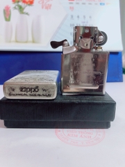 Bật lửa Zippo khắc ăn mòn xe Jeep màu Bạc loại giả cổ, có tem đỏ