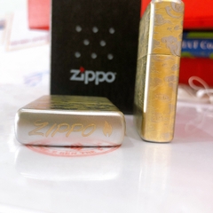 Bật lửa Zippo Satin khắc ăn mòn Rồng phun châu, Vỏ bằng đồng có tem đỏ