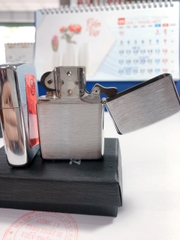 Bật lửa Zippo Bạc loại Xước ngang, vỏ đồng có tem đỏ
