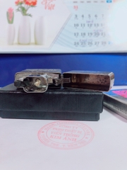 Bật lửa Zippo khắc ăn mòn xe Jeep màu Bạc loại giả cổ, có tem đỏ