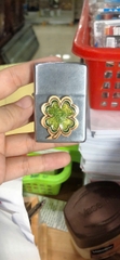 Miếng dán Eblem trang trí Zippo chủ đề Cỏ Bốn Lá may mắn chất liệu hợp kim nhôm, hàng chuẩn zin Mỹ