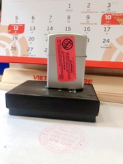 Bật lửa Zippo khắc chìm cẩn xà cừ mẫu Mèo may mắn màu trắng bạc Satin, vỏ đồng ruột thép không gỉ