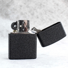 Bật lửa Zippo Mỹ chủ đề Con Rồng Bay Black Crackle, hàng chính hãng có giấy nhập khẩu gửi kèm theo đơn hàng