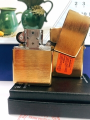 Bật lửa Zippo Màu Vàng loại Xước Ngang , vỏ đồng có tem đỏ