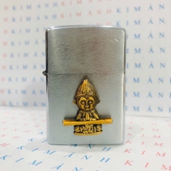 Eblem dán trang trí Zippo chủ đề Tôn Ngộ Không ngồi thiền, chất liệu hợp kim nhôm, hàng chuẩn zin Mỹ