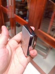 BẬT LỬA ZIPPO MỸ CHROME XƯỚC NGANG, KHẮC ĂN MÒN ĐỔ SƠN CHỦ ĐỀ QUÂN SỰ, NEW FULL BOX, TEM ĐỎ, 1994