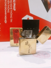 Bật lửa, Hộp quẹt Zippo, khắc chìm hình Cô Gái Gió, bản chặt góc, đầu bằng đít bằng, hàng loại 1 vỏ bằng đồng có tem đỏ