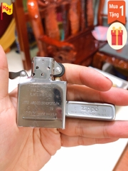 Bật Lửa Zippo Màu Trắng Bạc Nhám Satin, Vỏ bằng đồng có tem đỏ